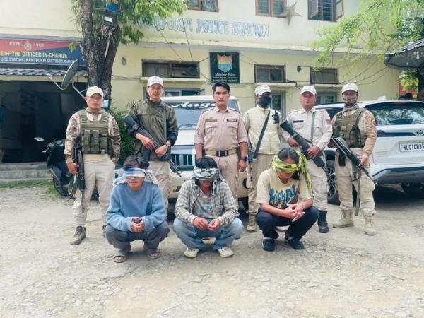 কাংপকপি আৰক্ষীৰ অভিযানত অগ্নিসংযোগৰ চেষ্টা কৰা তিনিজন দুষ্কৃতিকাৰী গ্ৰেপ্তাৰৰ ছবি।