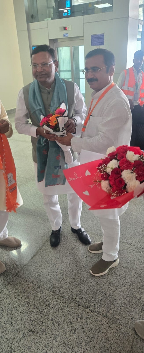 BJP State President Pankaj Chaudhary was warmly welcomed at the Lal Bahadur Shastri International Airport