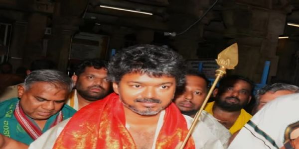 Actor-politician Vijay offers darshan at Tiruchendur