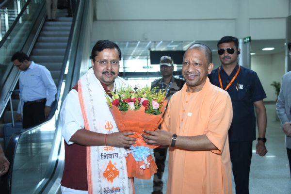 UP CM welcomes BJP National Prez in Kashi