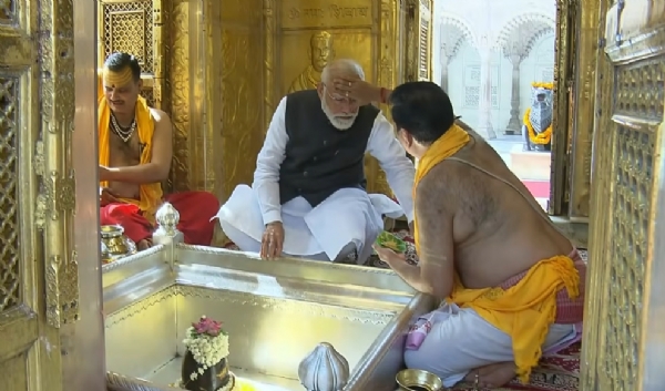 PM Offers Darshan at Kashi Vishwanath