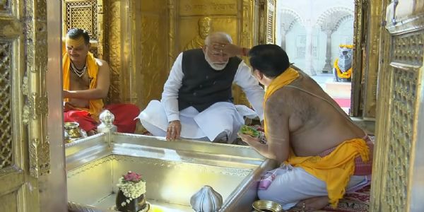 (Updated)PM Modi Performs Darshan at Kashi Vishwanath, Showers Affection on Children Before Departing for Hardoi