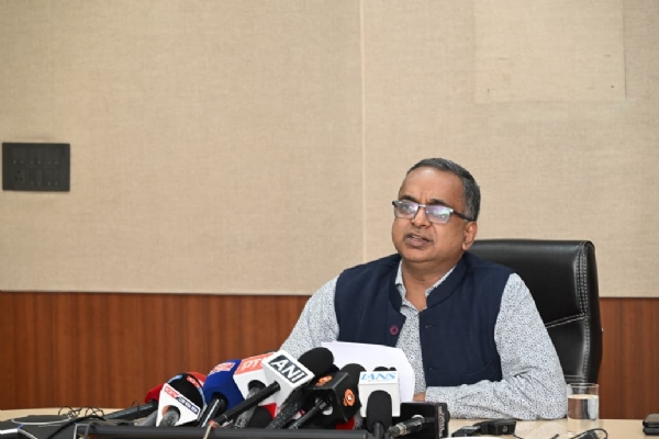 गुवाहाटी के जनता भवन में बुधवार को संवाददाता सम्मेलन को संबोधित करते हुए असम के मुख्य चुनाव अधिकारी अनुराग गोयल।