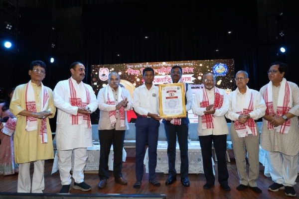 विद्या भारती द्वारा गुवाहाटी में मेधावी विद्यार्थियों का सम्मानित किए जाने से संबंधित तस्वीर।