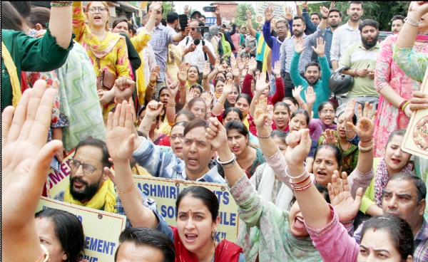 YAIKS holds massive protest, seeks resettlement of Pandits in Valley