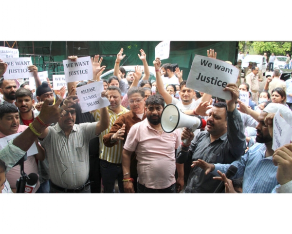 Health employees’ strike enters day 4, patient care hit across J&K Health employees’ strike enters day 4, patient care hit across J&K