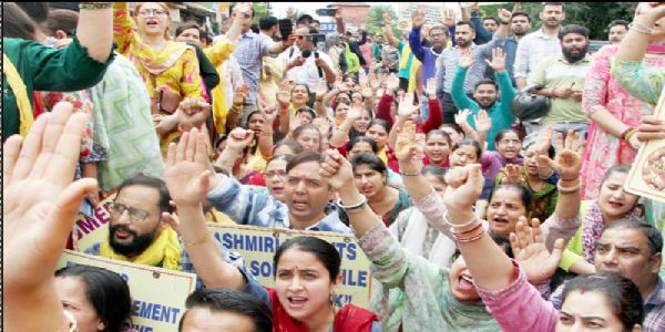 YAIKS holds massive protest, seeks resettlement of Pandits in Valley