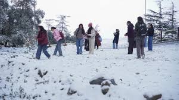 Hundreds throng Guldanda after fresh snowfall