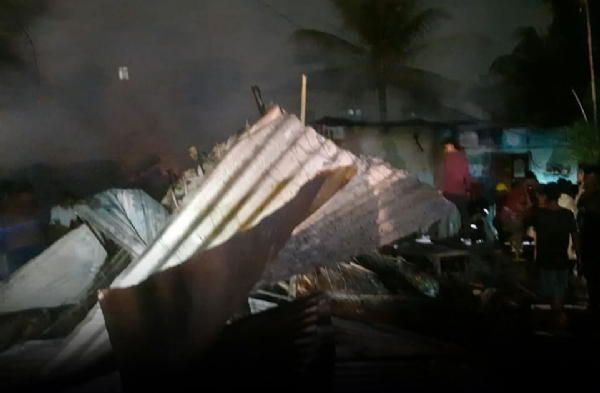 गुवाहाटी के बामुनीमैदाम में  लगी भीषण आग की तस्वीर, जिसमें कई घर जलकर खाक हो गए।