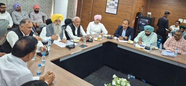 ਖੇਤੀਬਾੜੀ ਅਤੇ ਕਿਸਾਨ ਭਲਾਈ ਮੰਤਰੀ ਗੁਰਮੀਤ ਸਿੰਘ ਖੁੱਡੀਆਂ ਮੀਟਿੰਗ ਕਰਦੇ ਹੋਏ।