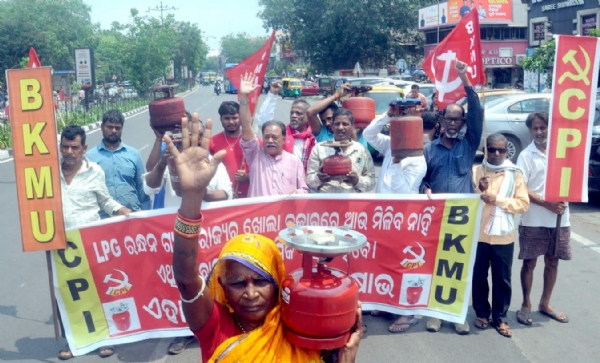 Protest Held in Bhubaneswar Over LPG Shortage