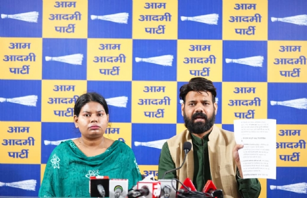 MCD Joint In-Charge Praveen Kumar and Preeti Dogra addressing the press conference.