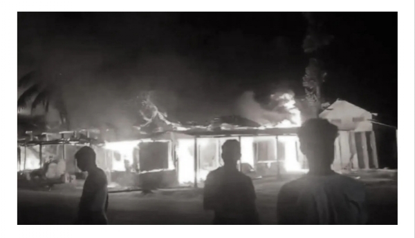 अभयापुरी में भीषण आगजनी में राख हुए 14 व्यावसायिक प्रतिष्ठानों की तस्वीर।