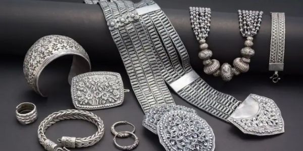 Spot Silver Soars Over ₹10,000/kg Across India; Futures Tumble Amid Ceasefire Uncertainty