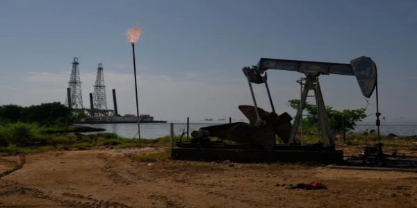 Crude Oil Surges as Hormuz Blockade Persists Amid Ceasefire Fears: Brent Up 2.5%, WTI Over 3.5%