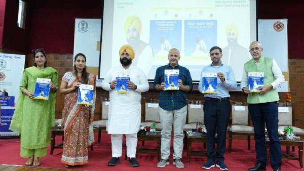 Education Minister Harjot Singh Bains and former Delhi Deputy Chief Minister Manish Sisodia launching Mission.