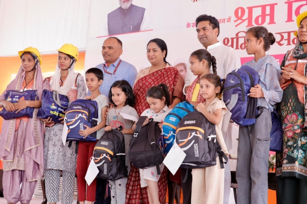 Chief Minister Rekha Gupta attended the Labour Honour Ceremony today and provided safety kits to 1,000 construction workers and education kits to 100 children of workers’ families.