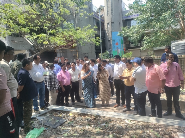 Deputy Mayor Dr. Monica Pant issuing instructions to officials during inspection.