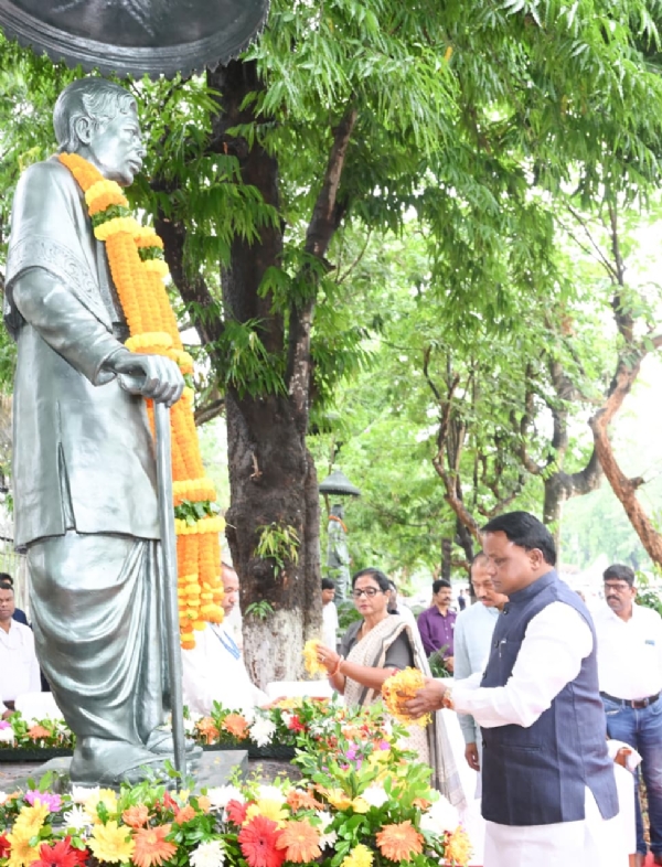Odisha CM Pays Tribute to Pandit Raghunath Murmu