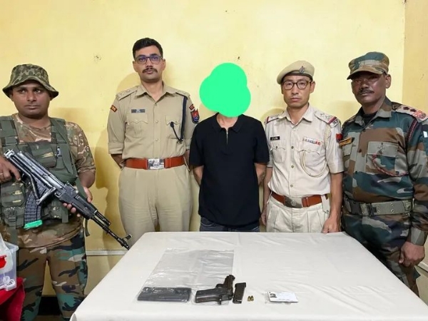 मणिपुर में सुरक्षाबलों द्वारा गिरफ्तार पिस्तौल व गोला-बारूद के साथ आरोपित की तस्वीर।