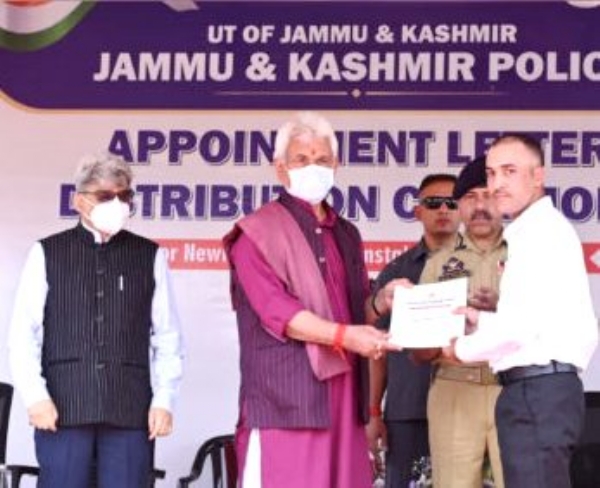 LG Manoj Sinha Hands Over Appointment Letters To Newly Recruited Constables In Srinagar