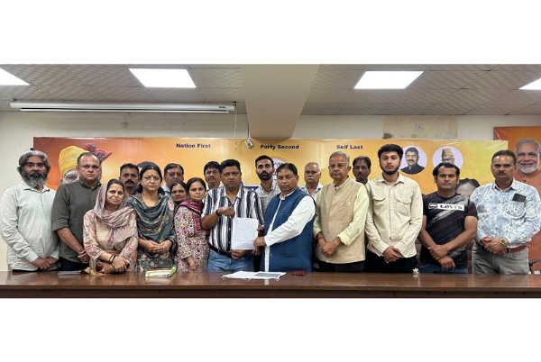 Chashoti victims’ families meet Sat Sharma over pending death certificates