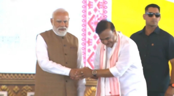 मुख्यमंत्री पद की शपथ लेंने के बाद प्रधानमंत्री नरेंद्र मोदी का अभिवादन स्वीकार करते हुए मुख्यमंत्री डॉ हिमंत बिस्व सरमा।