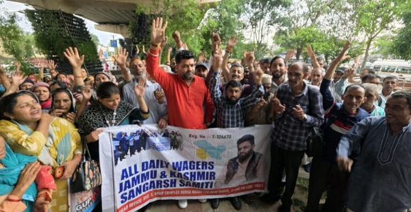 Daily wagers stage protest, project demands