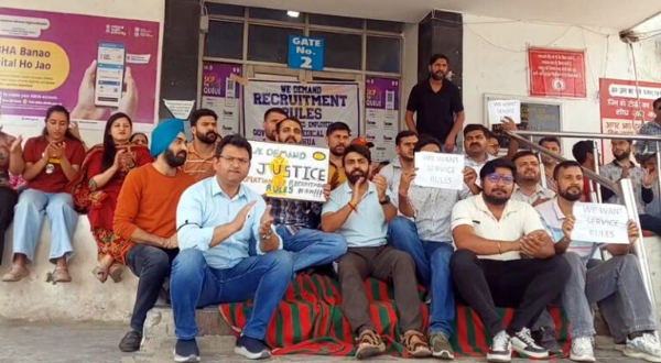 Non gazetted employees of GMC Kathua protest, seek finalization of recruitment rules