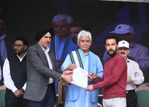LG Manoj Sinha Visits Vibrant Village Trehgam In J&K’s Kupwara