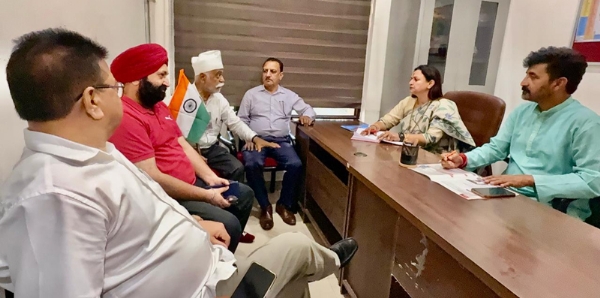 Rekha Mahajan, Arun Sharma listen public grievances
