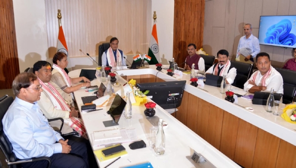 हिमंत बिस्व सरमा 2.0 सरकार की पहली कैबिनेट बैठक की तस्वीर ।
