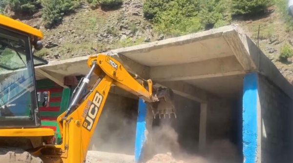 Anantnag Police Demolish Illegal Structures Of Drug Peddlers In Larnoo