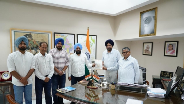 SOI leaders giving memorandum to Punjab Governor and Chandigarh Administrator Gulab Chand Kataria