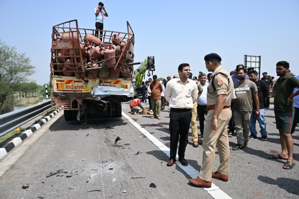 Scorpio car collides with truck carrying cylinders on Bundelkhand Expressway, 4 killed