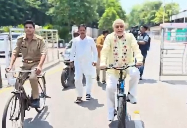 Minister Suresh Khanna cycles to office