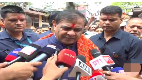 मुख्यमंत्री डॉ हिमंत बिस्व सरमा कामाख्या मंदिर परिसर में।