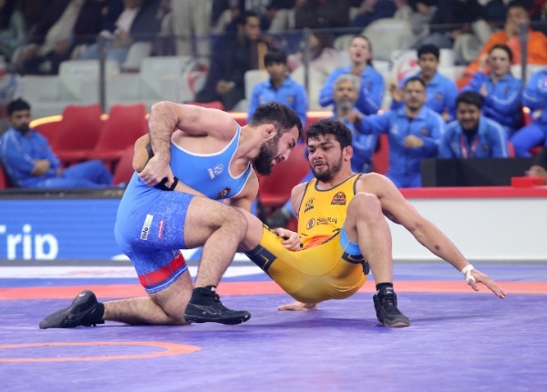 Wrestler Yash Toshniwal competes in wrestling wearing a yellow jersey in PWL.