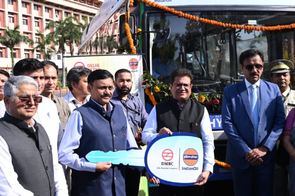Indian Oil Corporation’s Director (Refinery) Arvind Kumar handed over the keys of the hydrogen‑powered buses to DMRC’s Director (Operations and Services) Dr. Amit Kumar Jain