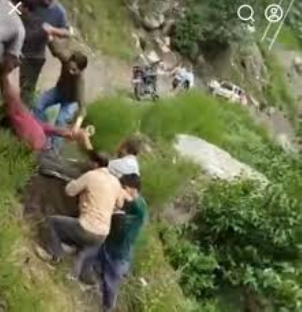 Tourist Couple Killed, Others Injured After Vehicle Falls Into Gorge Near Pahalgam Tourist Couple Killed, Others Injured After Vehicle Falls Into Gorge Near Pahalgam