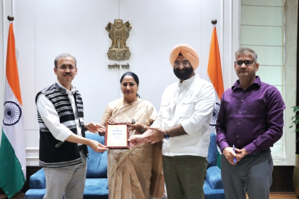 Delhi Chief Minister Rekha Gupta receiving the award for Delhi in the Highest Exemplary category in the LEADS 2025 Index