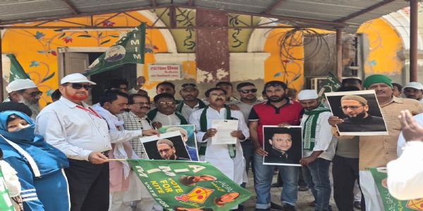 AIMIM held protests & handover memo demanding dismissal and legal action against M’rashtra Minister Nitesh Rane