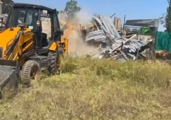 House Of Notorious Husband-Wife Drug Peddler Duo Demolished In J&K’s Kulgam: Police House Of Notorious Husband-Wife Drug Peddler Duo Demolished In J&K’s Kulgam: Police