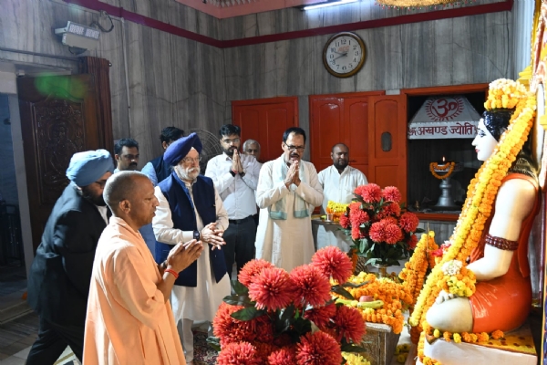 Minister Hardeep Singh Puri visited Guru Gorakhnath and worshipped him Minister Hardeep Singh Puri visited Guru Gorakhnath and worshipped him