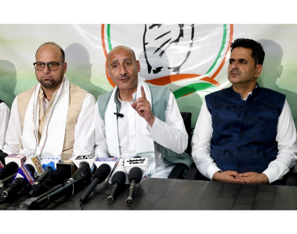 Country needs strong Cong to counter divisive politics: Lone