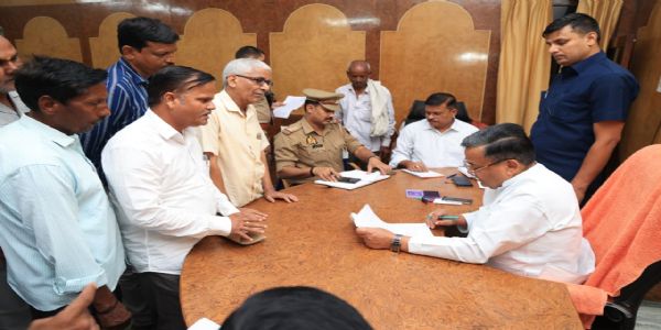 Minister Jaiveer Singh holds public hearing, seeks resolution of complaints in quality & timely manner