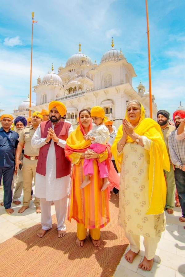 Cm Bhagwant Singh Mann with family at Takht Sri Patna Sahib Cm Bhagwant Singh Mann with family at Takht Sri Patna Sahib