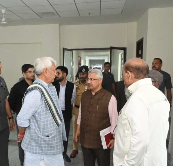 LG Sinha Conducts On-Site Inspection Of SASB’S Yatri Niwas At Pantha Chowk