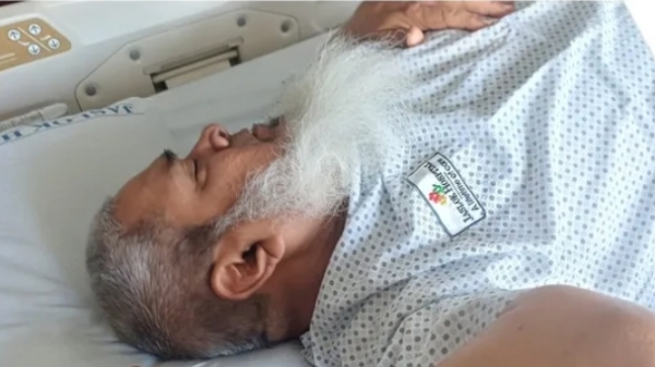 अस्वस्थ हुए बदरुद्दीन अजमल की मुंबई के अस्पताल में भर्ती होने की तस्वीर।