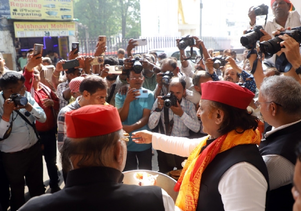 Akhilesh Yadav attended a bhandara held near Hazratganj Square in Lucknow